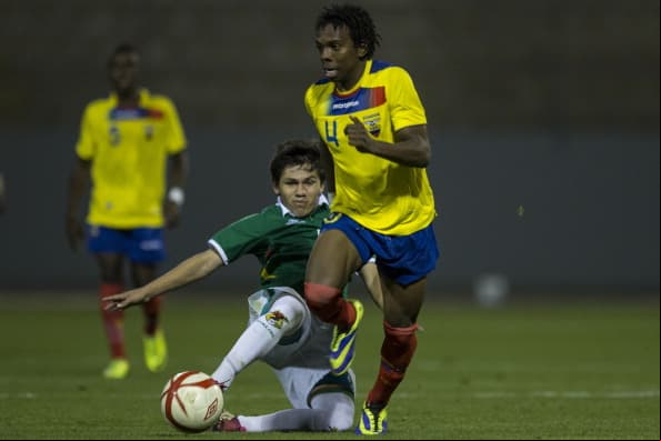 TRUJILLO, PERU - NOVEMBER 19: Gabriel Corozo of Ecuador fights for the ball with Ruben Vaca of Bolivia during an U18 soccer match as part of the XVII Bolivarian Games Trujillo 2013 at Mansiche Stadium on November 19, 2013 in Trujillo, Peru. (Photo by Miguel Tovar/LatinContent/Getty Images)