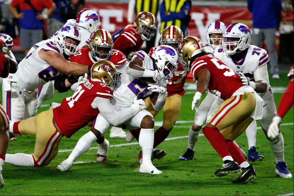 Josh Allen lanzó más de 300 yardas y cuatro pases de anotación en la victoria 34-24 sobre los San Francisco 49ers.