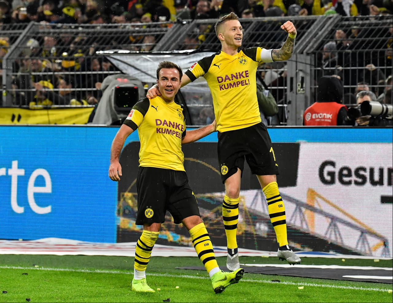 Aquí en el festejo Reus junto con Mario Götze (izq), quien tuvo que entrar al partido a los 34 minutos luego de una intempesitva lesión del español Paco Alcácer.