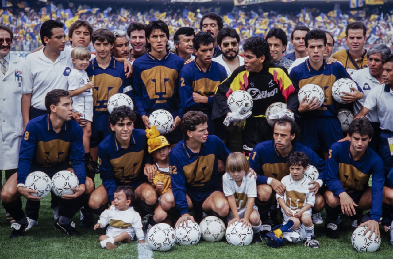 Este escudo acompaña al equipo en todo momento, en todos los torneos y ha sido la insignia más simbólica dentro del futbol mexicano, pues le ha dado identidad a la escuadra universitaria.
