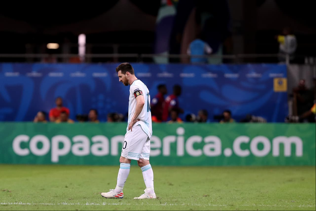 Así se retiró Messi al descanso, cabizbajo y con poca participación.