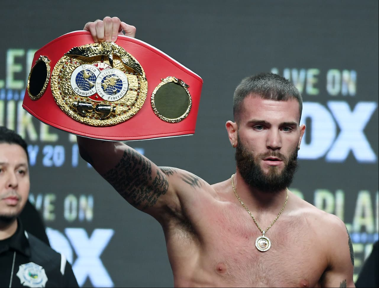 <b>Caleb Hunter Plant </b>
<br>- Tiene 20 peleas profesionales y está invicto con marca de 20-0. 
<br>- De sus triunfos, 12 llegaron por nocaut y 8 por decisión unánime.
<br>- Es el actual campeón supermedio de la Federación Internacional de Boxeo (FIB).