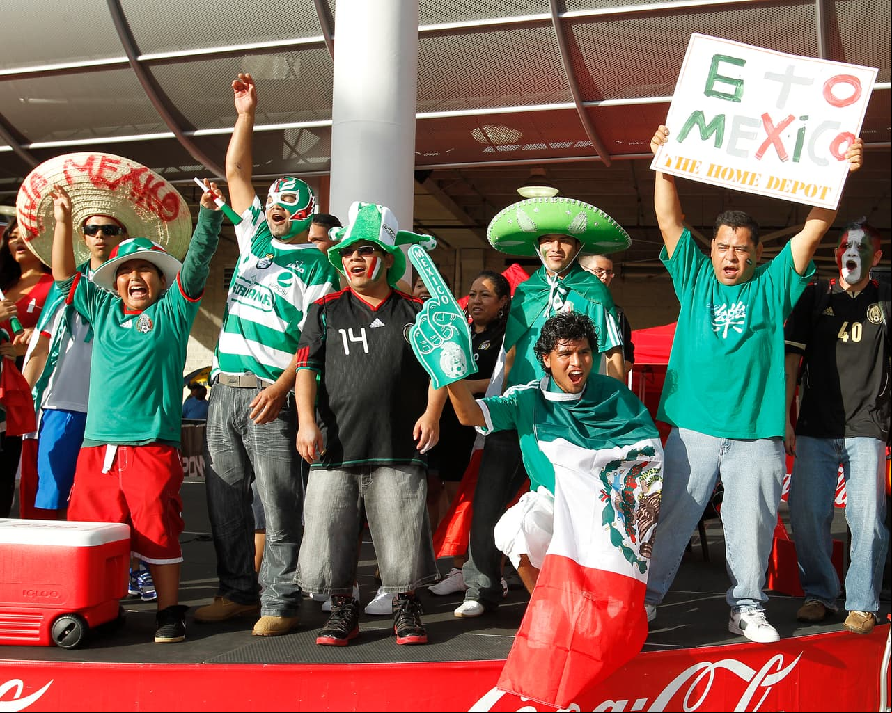 Los fanáticos mexicanos llegaron al Sun Life Stadium en Miami Gardens (Florida) para disfrutar del espectáculo contra un equipo con un técnico debutante.