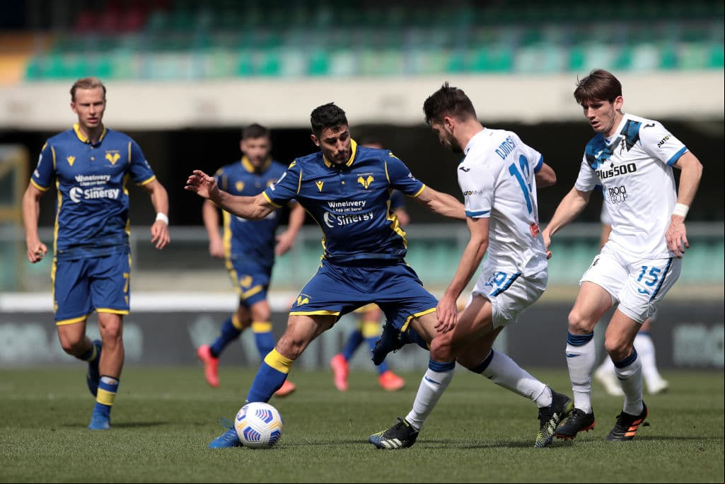 Con goles de Ruslan Malinovski y Duván Zapata, Hellas Verona cayó ante el Atalanta en casa y los de Gian Piero Gasperini se mantienen en cuarto lugar de la tabla en la Serie A.