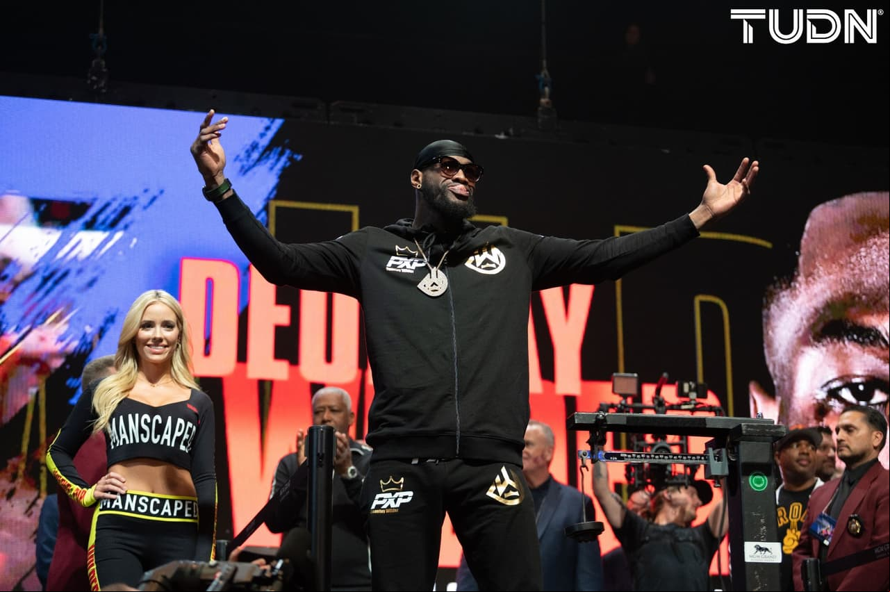 Tyson Fury (273 libras) y Deontay Wilder (231) protagonizaron un pesaje inusual al no poder realizar el tradicional cara a cara.