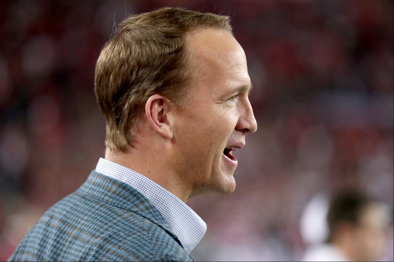 El ex mariscal de campo de la NFL, Peyton Manning, es visto antes del partido del Campeonato Nacional 2017 de Fútbol Americano Universitario entre el Alabama Crimson Tide y los Clemson Tigers.
