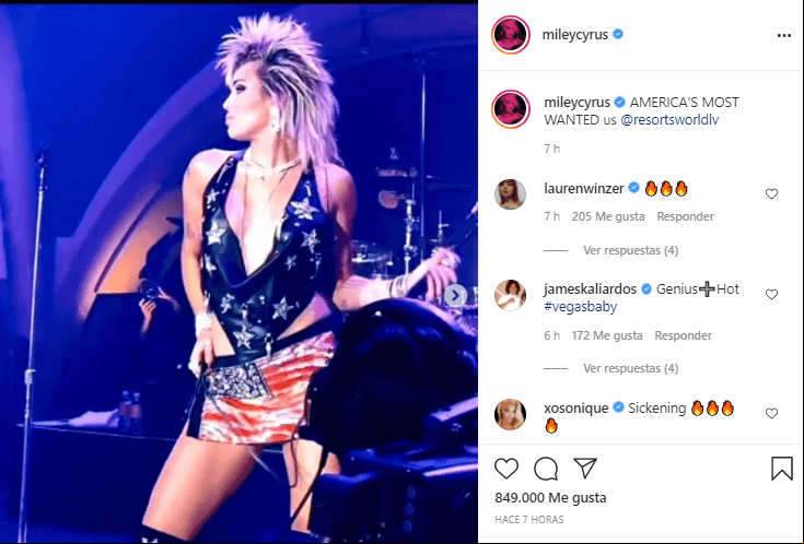 Miley Cirus compartió una serie de fotografías cantando y usando una falda alusiva a la fecha.