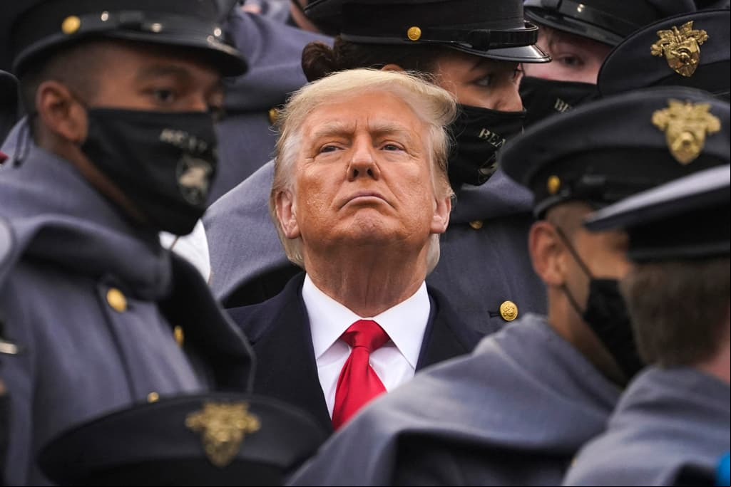 Trump dice que apoyaría el uso de militares contra lo que describe como el "enemigo interno"