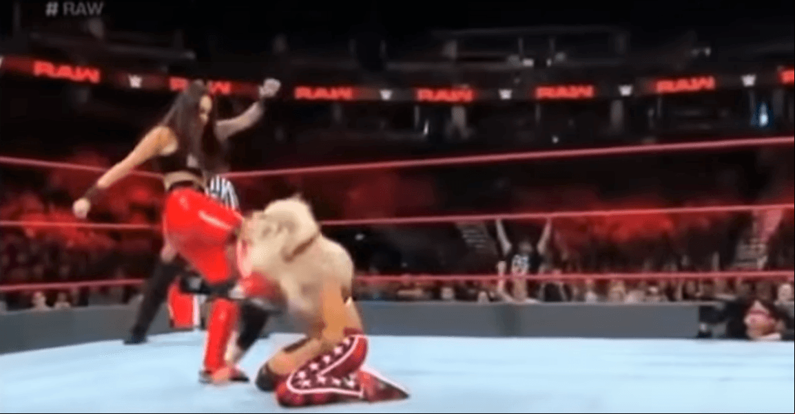 Sin embargo, a Brie falló el cálculo de las últimas dos patadas impactando fuertemente la cabeza de la gladiadora Liv Morgan, siendo esta la primera.