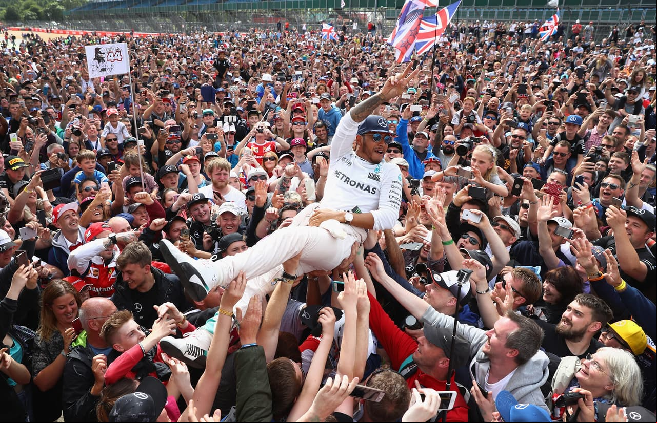 El británico Lewis Hamilton tuvo una remontada en la Fórmula 1 que puso emocionante el torneo hasta la última carrera. Dependía de un triunfo propio para sorprender a su compañero, pero al final no pudo.