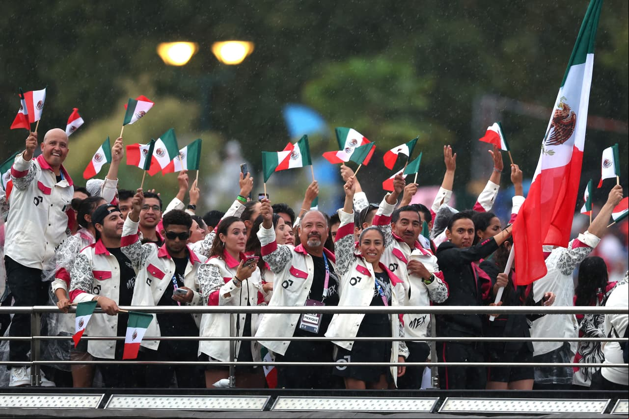 La delegación mexicana fue una de las más alegres en las delegaciones que sorprendentemente fueron presentadas en el río Sena.
<br>