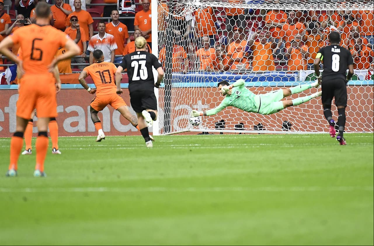 Holanda consigue una cómoda victoria ante Austria 2-0 nen el Grupo C de la Euro 2020. Los goles fueron por parte de Memphis Depay (11') y Denzel Dumfries (67') y es así cómo la 'Naranja Mecánica' obtiene su clasificación a Octavos. Los austriacos acumulan una victoria y una derrota.