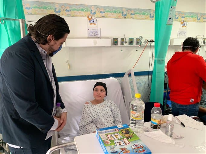 Amaury Vergara encabezó la visita de Chivas a los niños del Hospital Civil, en Guadalajara, durante el Día Internacional del Voluntariado