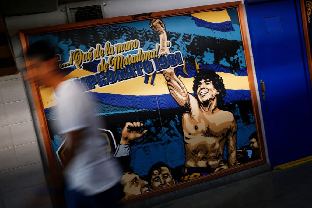 Una pintura de Maradona recuerda el campeonato logrado en 1981.
