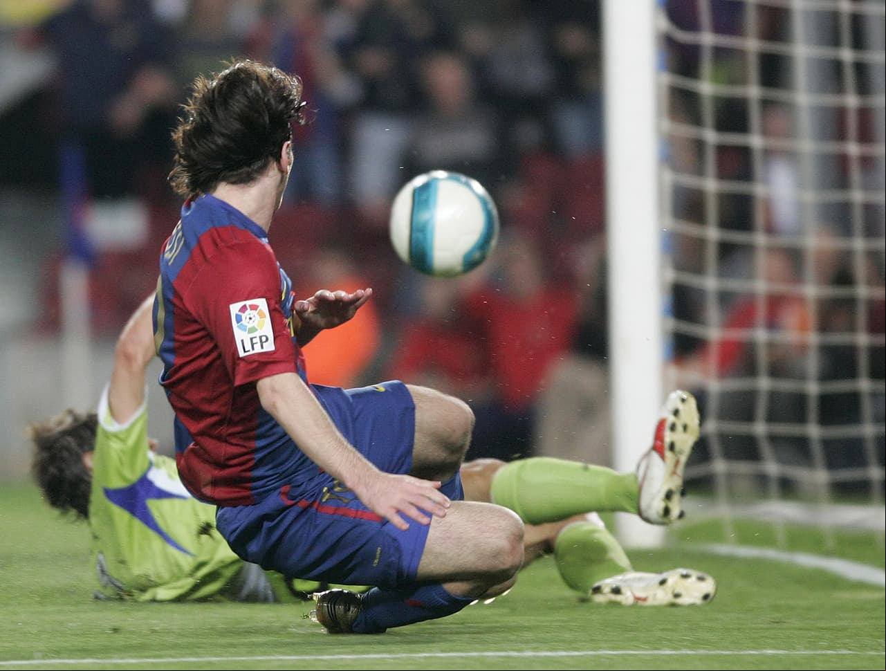 <b>¡Todo lo hizo bien!</b>
<br>Messi pateó con parte interna de su botín derecho y el esfuerzo del defensor de Getafe no fue suficiente, pero lo intentó.