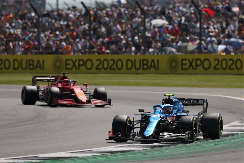 Sergio Pérez saldrá desde la posición número 20 del Gran Premio de Gran Bretaña de Fórmula 1 luego de que su automovil fuera retirado en la última vuelta de la Carrera Sprint tras un trompo que pudo terminar en accidente. La carrera sprint fue conquistada por su compañero equipo en Red Bull, Max Verstappen.