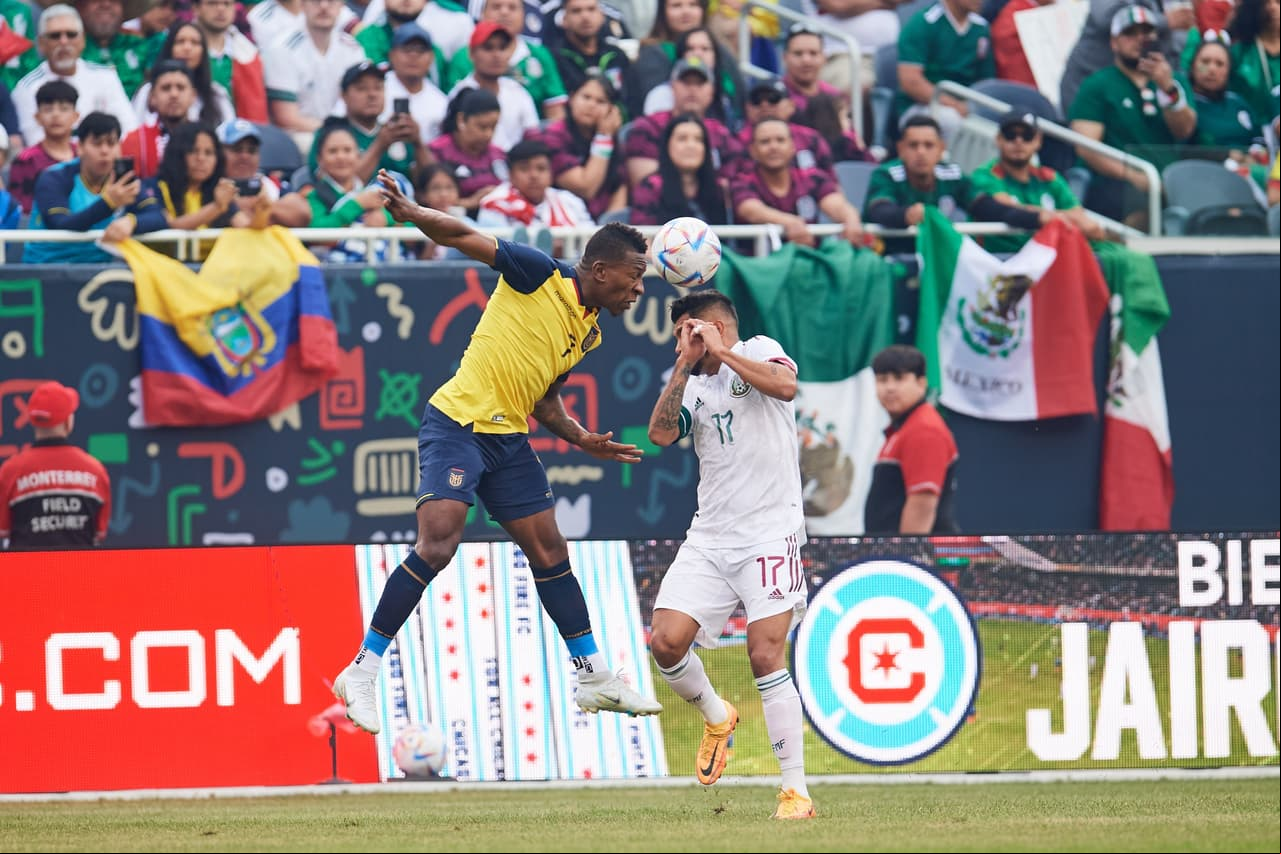 Tecatito tuvo que salir en el primer tiempo por una lesión.