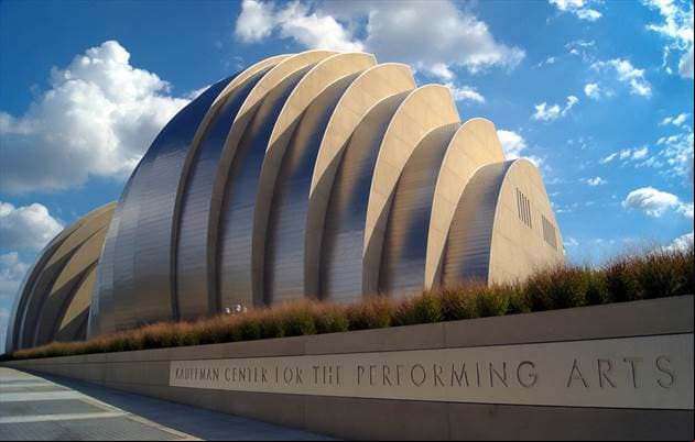 El Kauffman Center es un ícono en el paisaje de Kansas City. Diseñado con una arquitecutra que regala no sólo una estética única, sino también la mejor experiencia tanto a los artistas como a las audicencia.