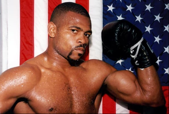 Roy Jones Jr. se retiró oficialmente el 8 de febrero de 2018 con una fácil victoria sobre Scott Sigmon en su natal Florida, EE.UU. Su récord quedó en 66-9-0, 47 KOs, y será recordado como uno de los personajes más dominantes del boxeo.