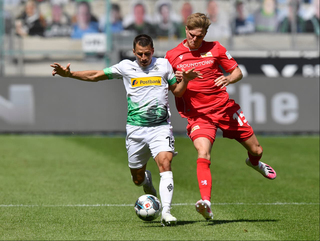 Stefan Lainer es chocado por Marius Buelter y pierde la pelota.