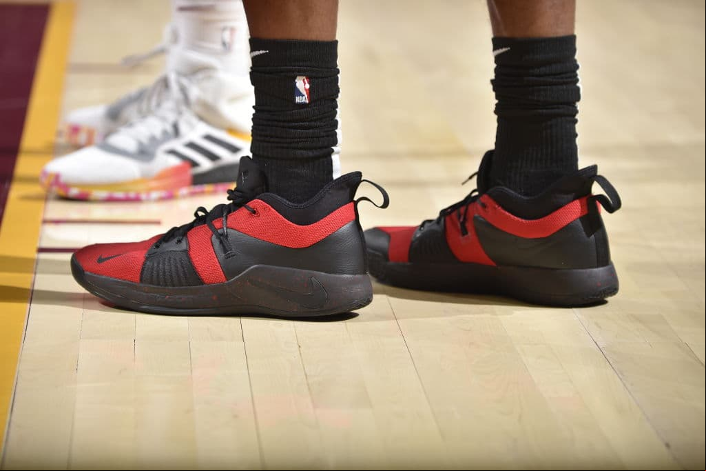 Al puro estilo de Michael Jordan, Chris Silva combinó su calzado en negro y rojo con los calcetines de su uniforme, simplemente espectacular.