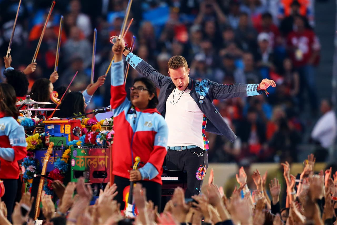 El grupo brotánico Coldplay inició la música en el Medio Tiempo.