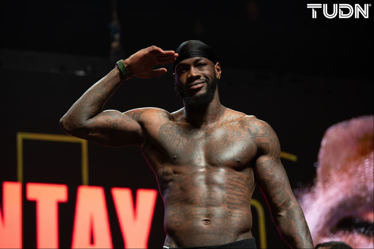 Tyson Fury (273 libras) y Deontay Wilder (231) protagonizaron un pesaje inusual al no poder realizar el tradicional cara a cara.