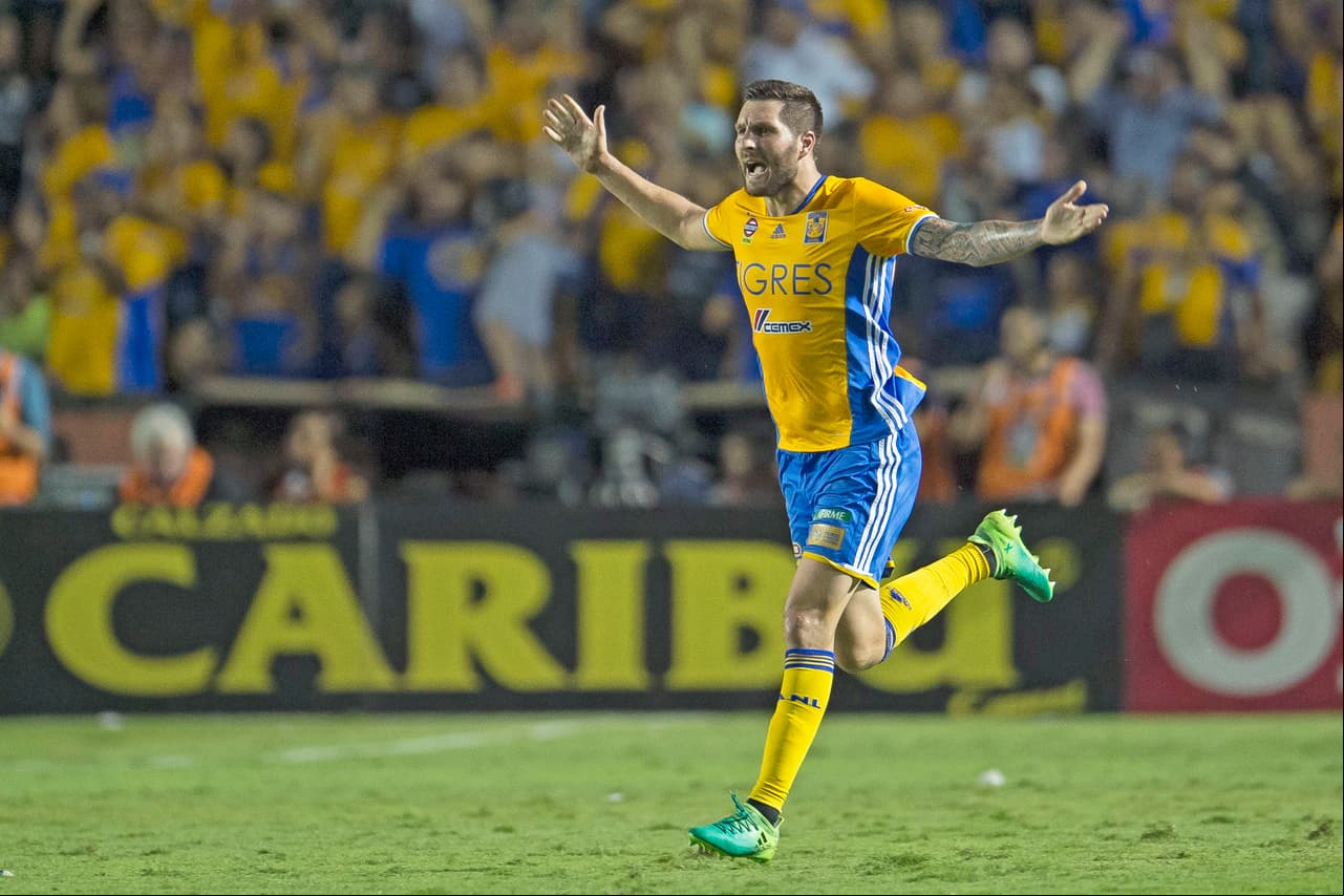 EL primer gol de Gignac llegó al minuto 84, tras rematar de media vuelta un balón retrasado dentro del área rival.