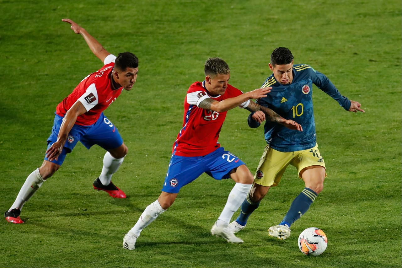Colombia conisgue llevarse un valioso punto en el último minuto al empatar 2-2 en su visita a Chile.