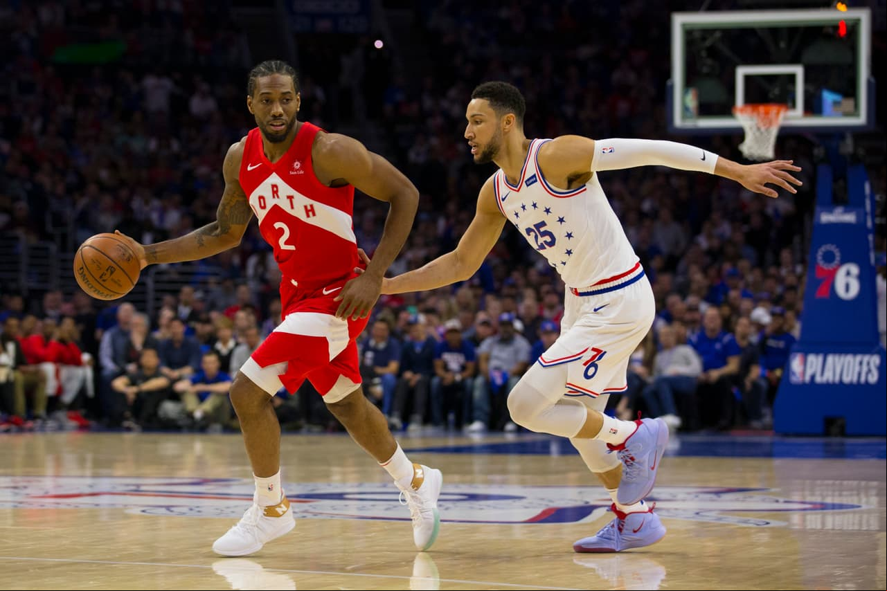 Kawhi Leonard (izquierda) también tuvo 65% de efectividad de tiros de campo y 66.7% desde la línea de los tiros libres.