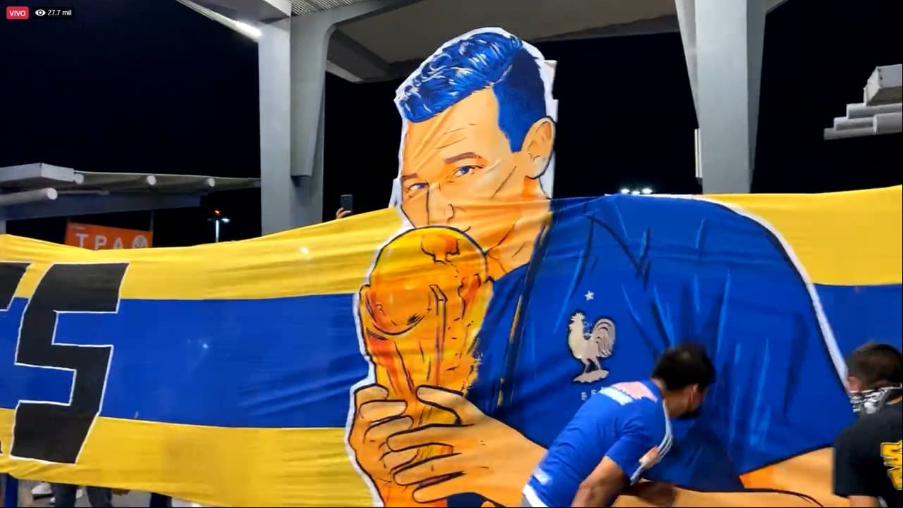 Multitudes de afionadios de Tigres acuideron al Aeropuerto Internacional de Monterrey a recibir al nuevo fichaje estrella del club.