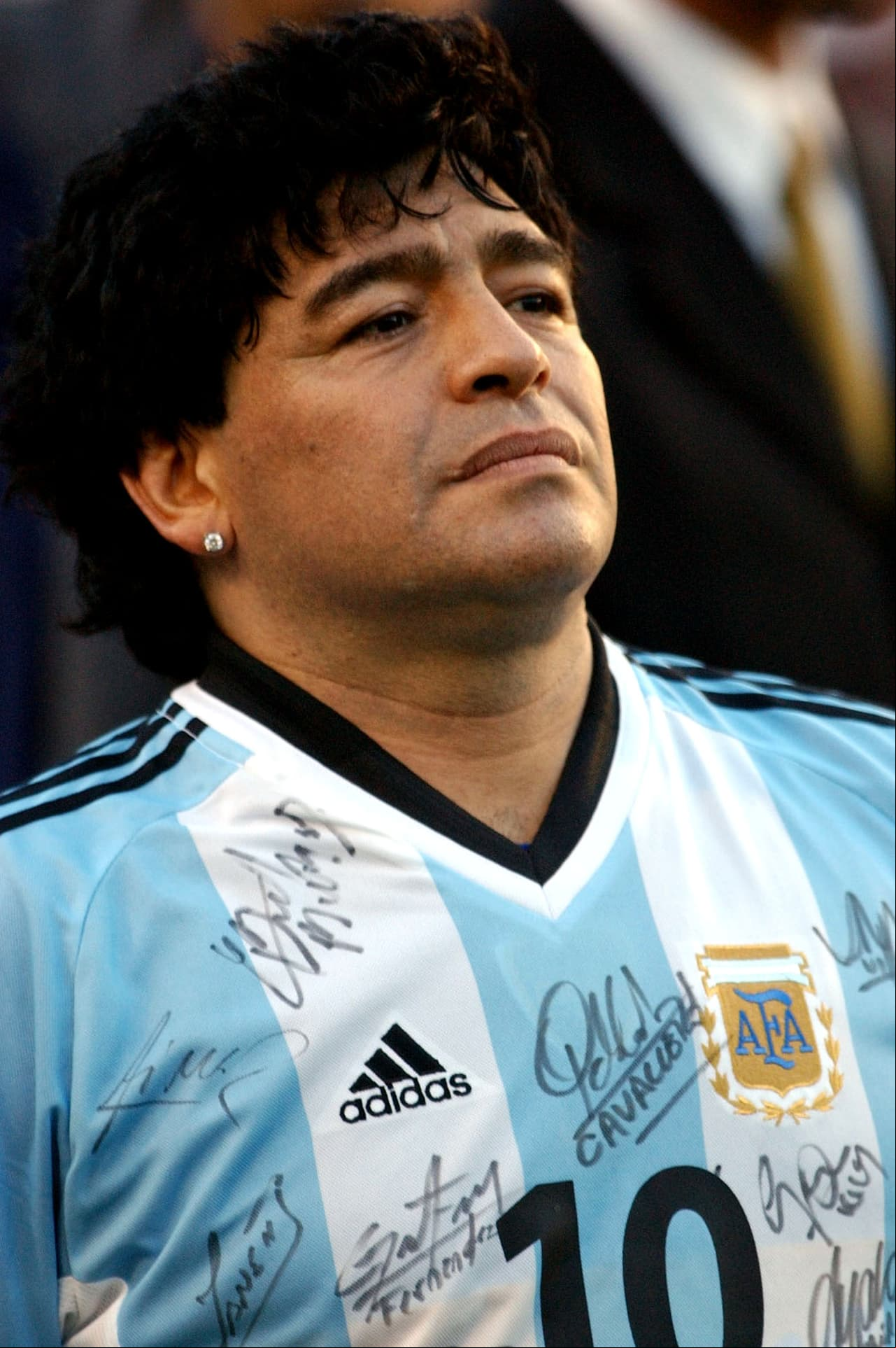 Enero de 2000:
<b> </b>En una entrevista al diario El País de España, el médico Jorge Romero aseguró que Maradona estuvo al borde de la muerte por una sobredosis de cocaina, droga por la que marcó positivo en el Mundial de 1994.