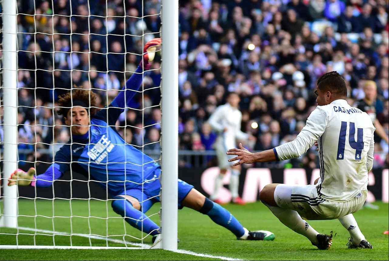 El Real Madrid siguió buscando más y Ochoa haciendo lo que podía. Sacó una mano buena a Benzema y el quinto llegó a balón parado, con un pase con rosca de alta escuela de James, que Casemiro remachó a placer, libre de marca, en el segundo palo. Todos los jugadores de campo de la plantilla de Zidane ya han marcado, salvo Coentrao.