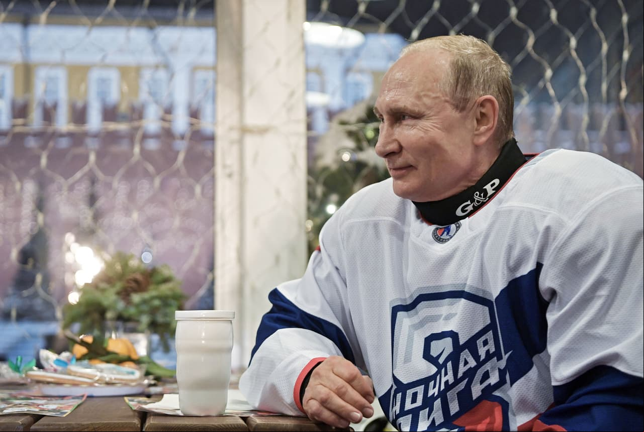 El presidente de Rusia, Vladimir Putin, dejó de lado la formalidad de su cargo para demostrar su cualidades como deportista en el juego de exhibición del Night Hockey League en la Plaza Roja de Moscú.