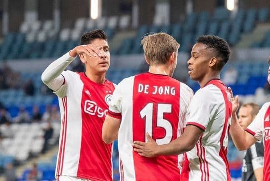 Edson Álvarez con el Ajax