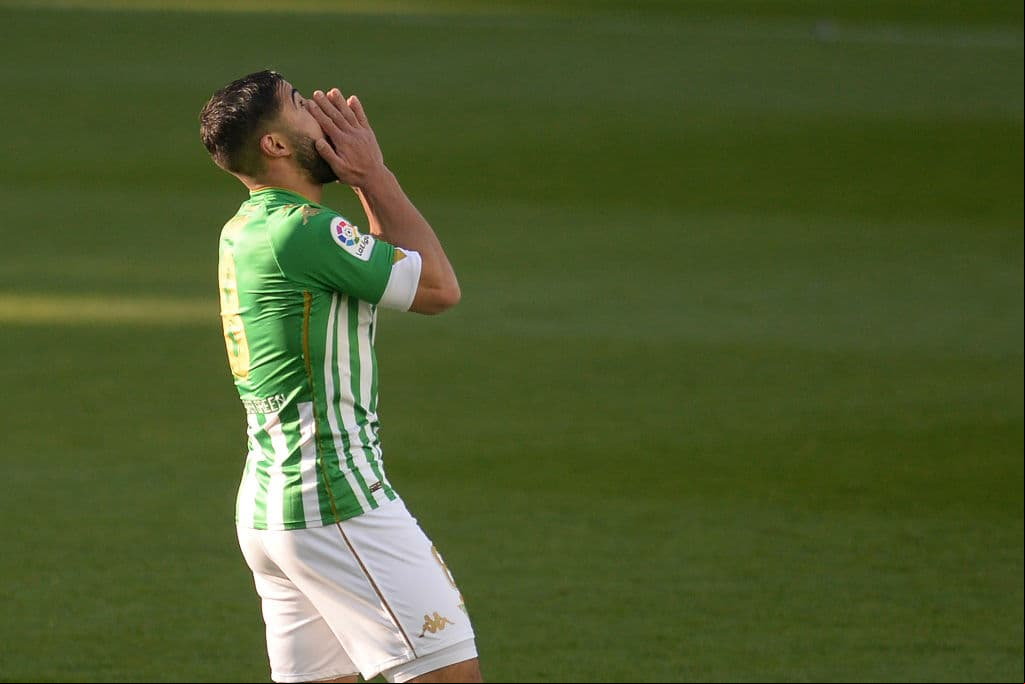 Cayó el empate en el Gran Derbi, donde se enfrentaron el Real Betis y Sevilla, con marcador 1-1. El primer gol cayó por parte de Suso al minuto 48, pero seguido a éste, los verdiblancos igualaron el partido gracias a la anotación de Sergio Canales. El mexicano Diego Lainez fue titular durante el encuentro.