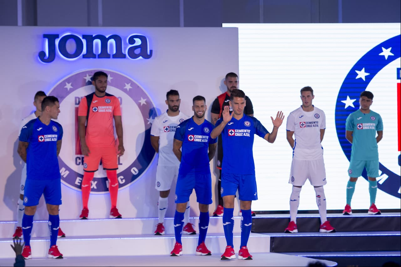 La noche del martes fueron presentados los nuevos uniformes del Cruz Azul. La Máquina usará de nuevo las prendas de la marca española Joma, tal y como lo hizo en el Clausura 2019. Las nuevas equipaciones del equipo celeste lucen muy bien y es altamente probable que resulten del completo agrado de la exigente afición cementera. Échenle un vistazo a las nuevas camisetas del equipo azul.