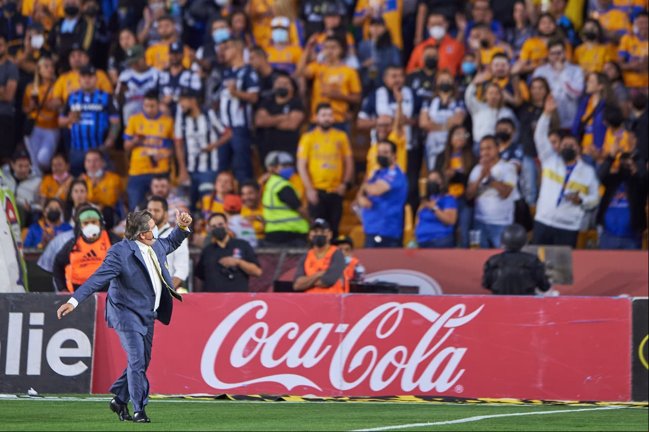 Miguel Herrera saludó a su afición.