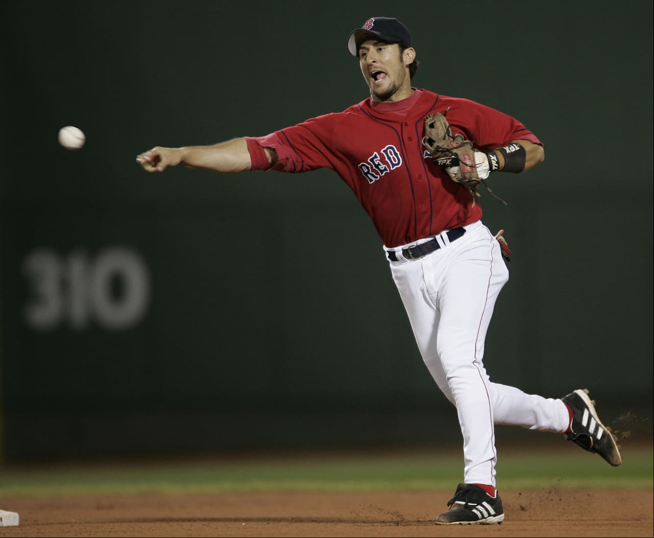 <b>9) Nomar Garciaparra</b>. La carrera de Nomar se acortó por las lesiones pero fue un jugador dominante. En nueve años con los Red Sox, bateó para .323, dio 178 jonrones y empujó 690 carreras.
