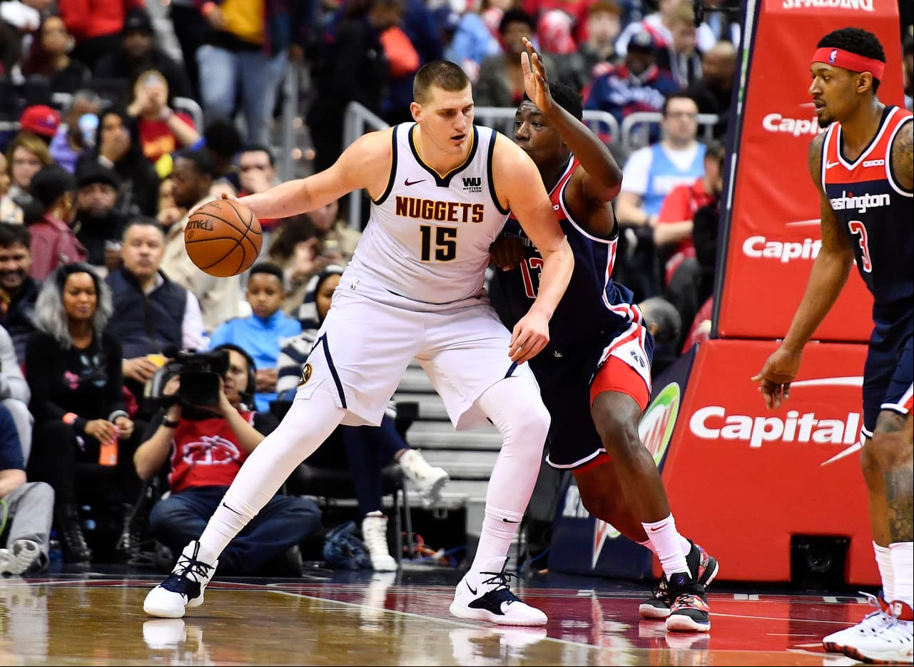 El poste serbio de los Nuggets Nikola Jokic (15) tuvo una actuación sólida con un doble doble (15 pts y 11 ast) que ayudó a su equipo a lograr la victoria. Por los Wizards Bradley Beal sumó 25 tantos.