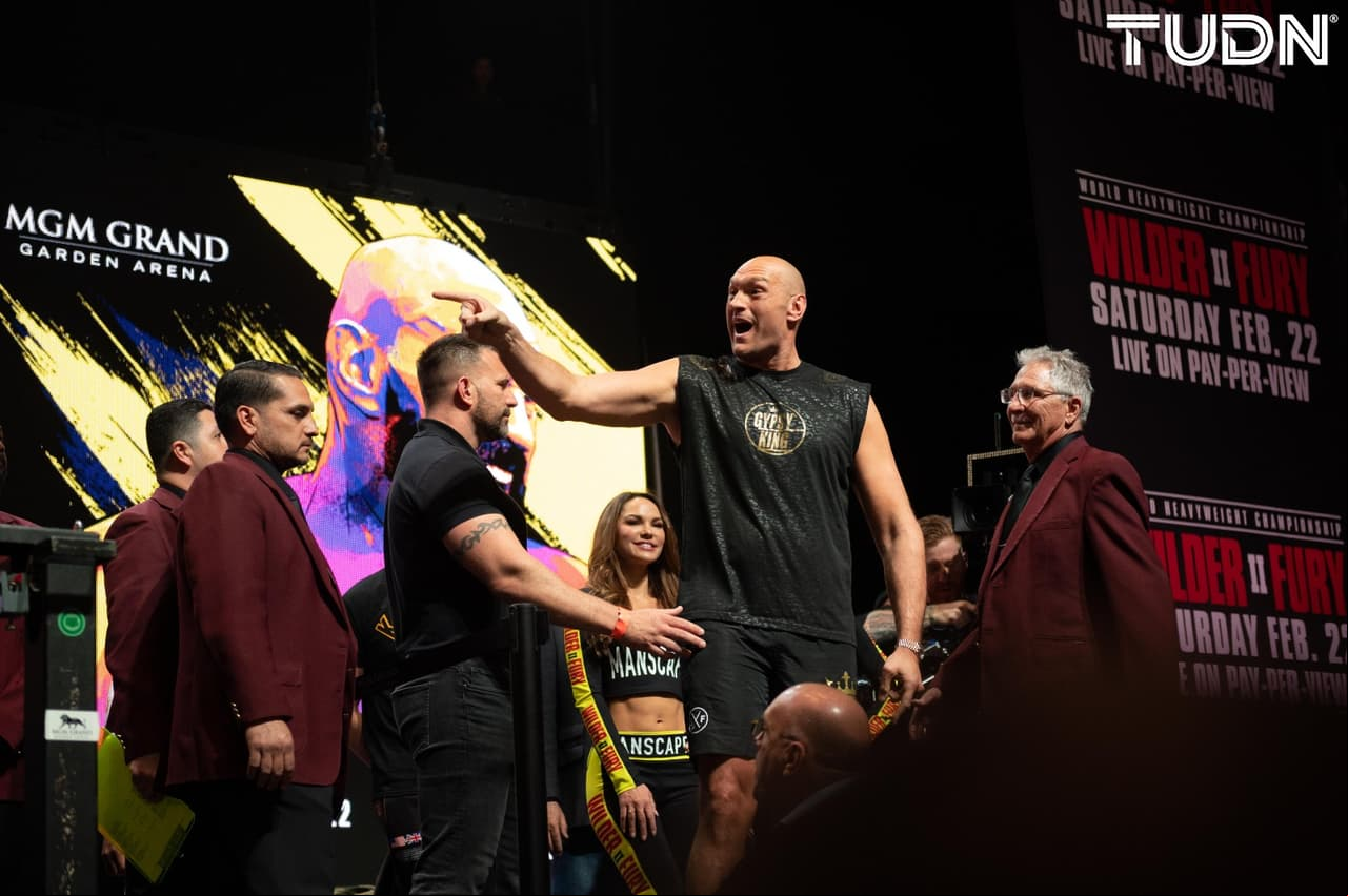 Tyson Fury (273 libras) y Deontay Wilder (231) protagonizaron un pesaje inusual al no poder realizar el tradicional cara a cara.