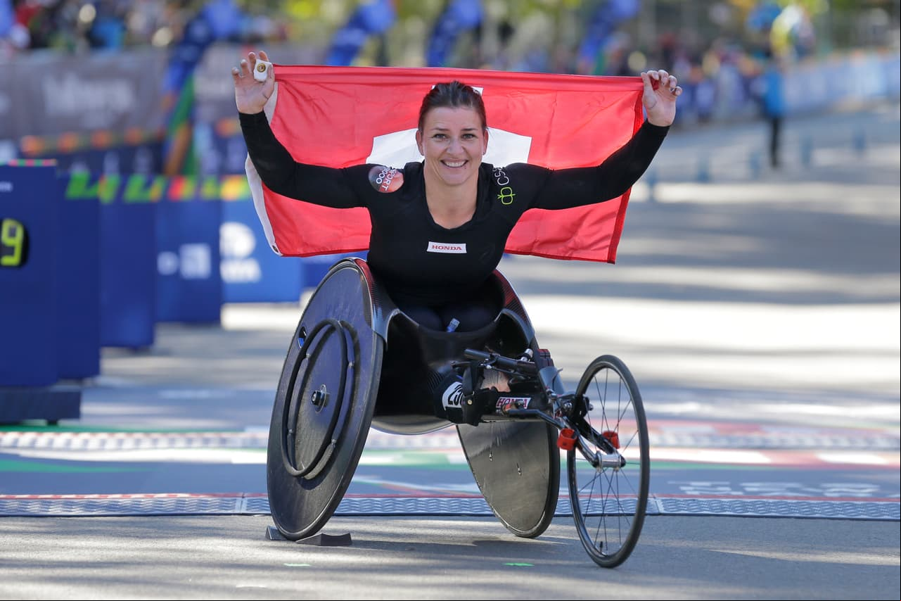 Manuela Schär celebró orgullosa y emocionada el título en silla de ruedas en mujeres.
