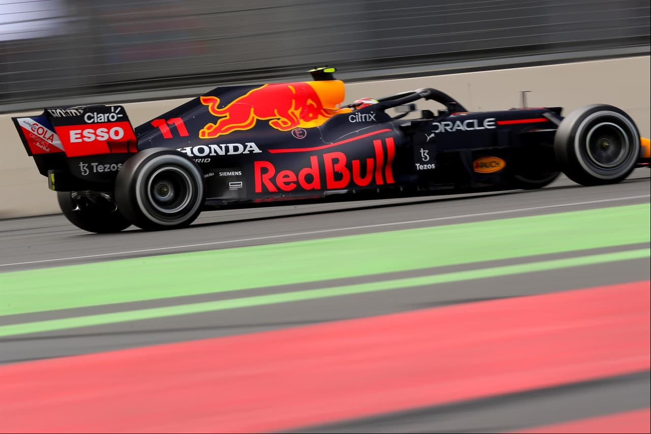 Tras una carrera muy dramática en el Gran Premio de Baku, el mexicano Sergio 'Checo' Pérez se lleva la carrera en la Formula 1 y consigue su segundo podio en su carrera. El piloto de Red Bull comparte el podio con Sebastian Vettel y Pierre Gasly. Max Verstappen abanonó la carrera tras ser puntero por una llanta reventada y Hamilton abandonó la carrera.