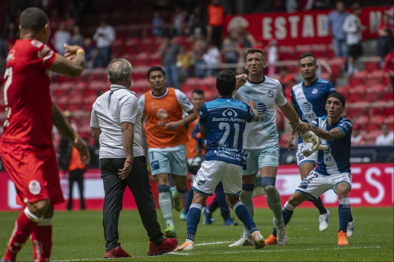 Los minutos finales en el encuentro entre los Diablos Rojos y la Franja vivieron tensión entre los futbolistas.