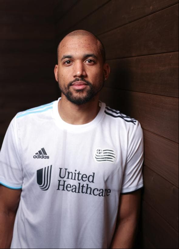 La combinaci´on de colores en esta camiseta difiere bastante del uniforme principal.