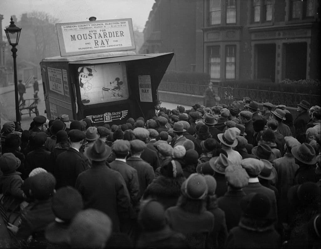 Disney fue uno de los primeros en utilizar la televisión como medio de entretenimiento popular y es considerado un pionero del entretenimiento televisivo para niños.