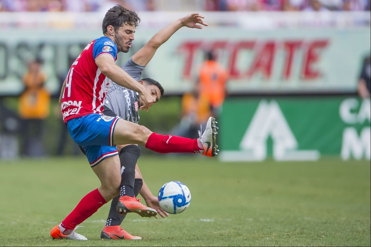 Necaxa renunció al ataque pero cada que tenía oportunidad buscaba incrementar la ventaja; sin embargo, los zagueros de Chivas realizaron la labor de nulificarlos.