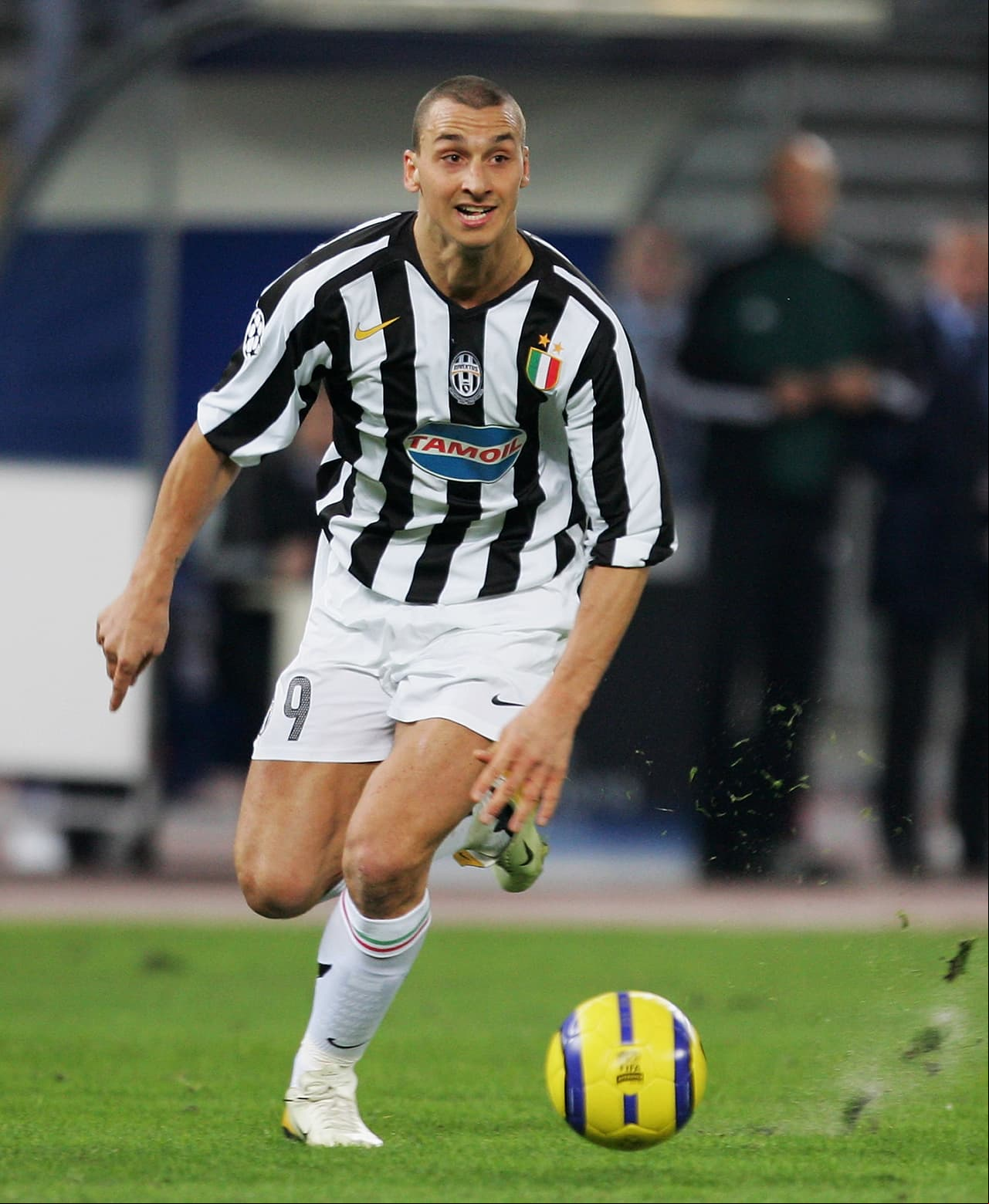 Su primer club en Italia fue Juventus y ahí vistió el dorsal '9' por tercera vez.