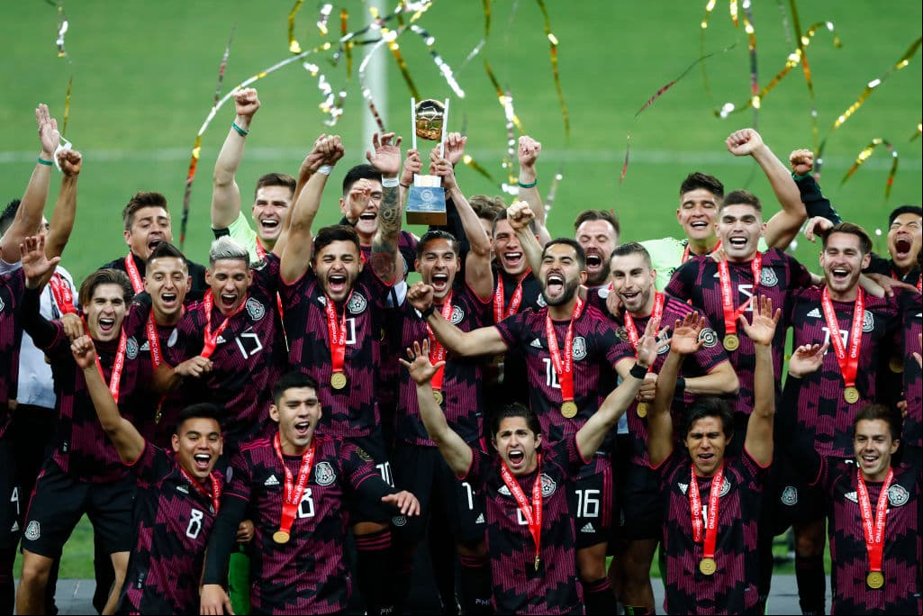 México celebra en el EStadio su Jalisco su tercer título al hilo del Preolímpico masculino, Alexis Vega recibió el Balón de Oro al mejor jugador del troneo y Sebastián Córdova se quedó con la bota de oro luego de quedar como campeón de goleo del certamen.