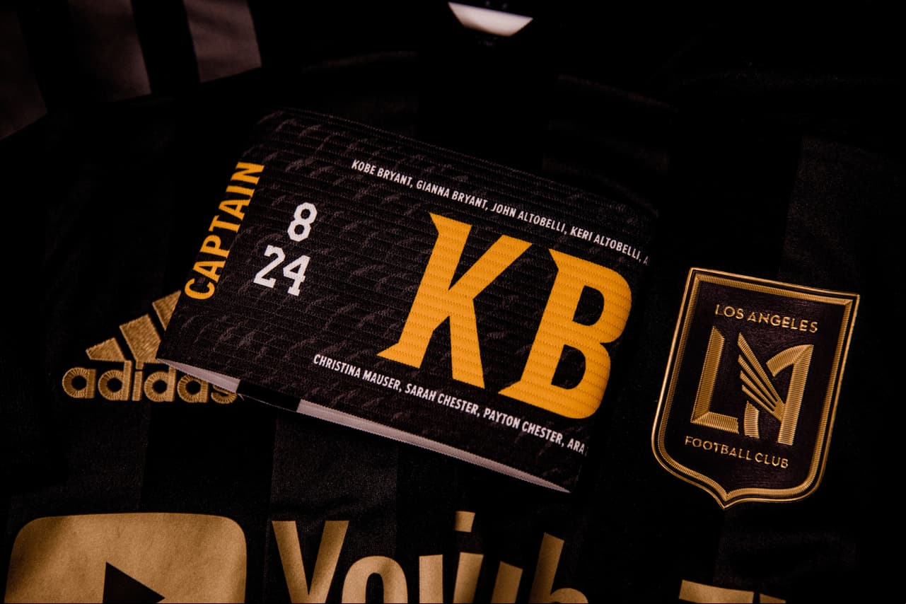 Carlos Vela es el capitán de LAFC y lució este gafete en honor a Kobe Bryant.